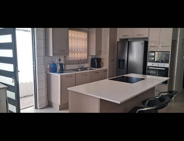 5 BEDROOM HOUSE FOR SALE IN MEADOWLANDS